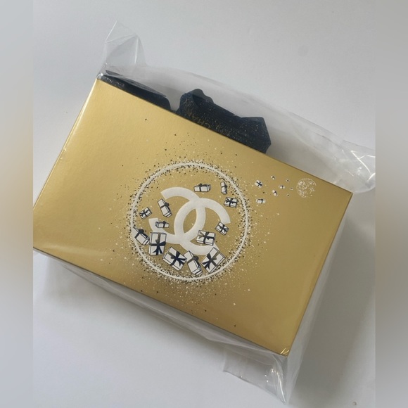 CHANEL Holiday Beauty Box with Ribbon & Flower - Picture 7 of 9